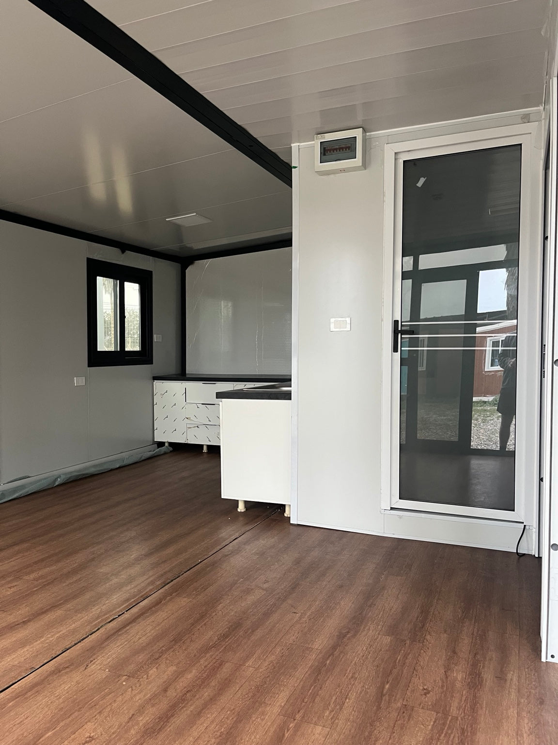 Cocina y acceso interior de casa expandible Luxurious de 36 m²