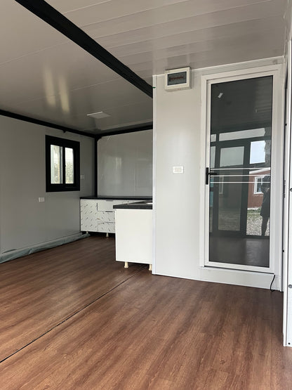 Cocina y acceso interior de casa expandible Luxurious de 36 m²