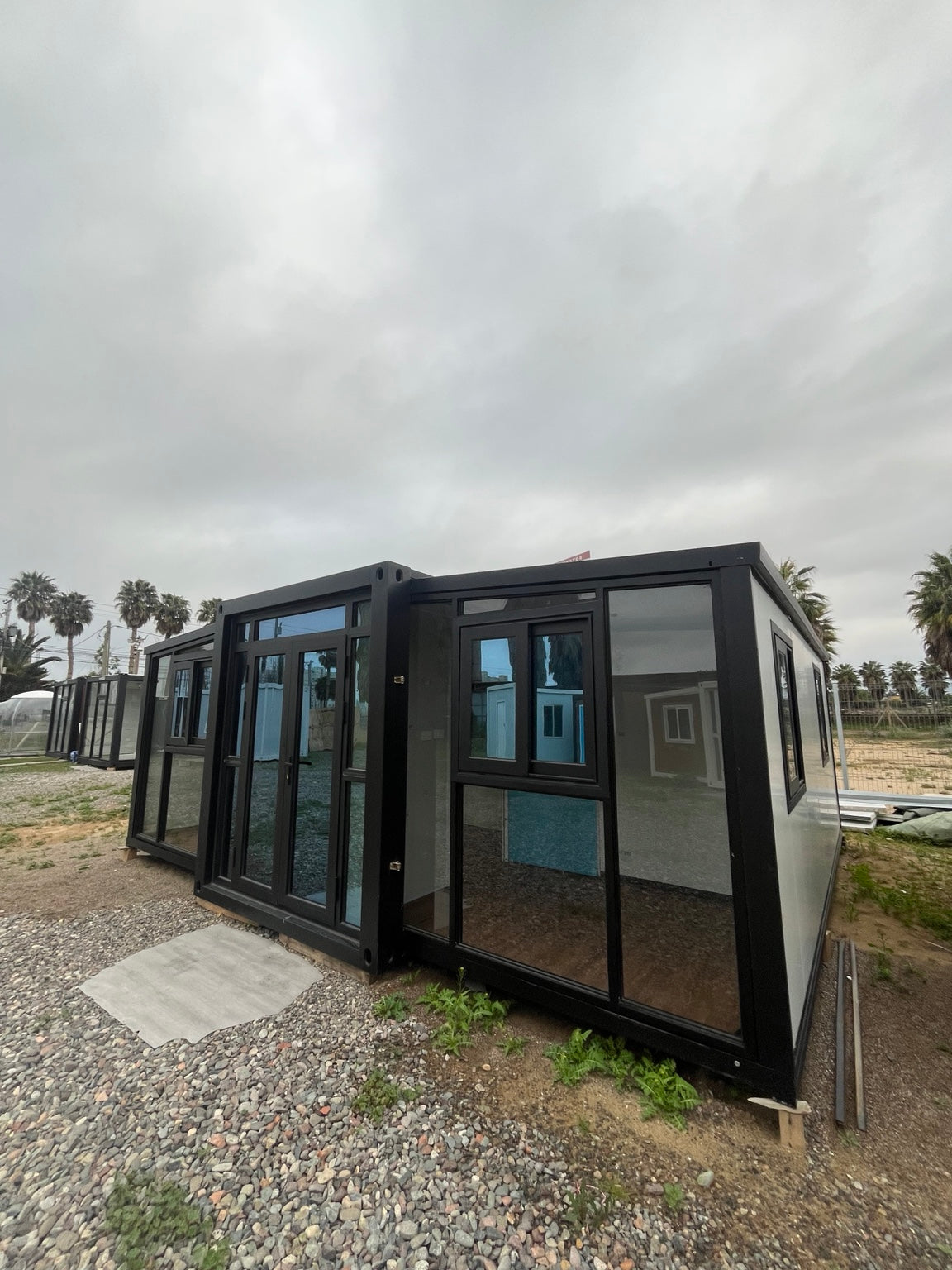Casa expandible Luxurious de 36 m², vista exterior lateral